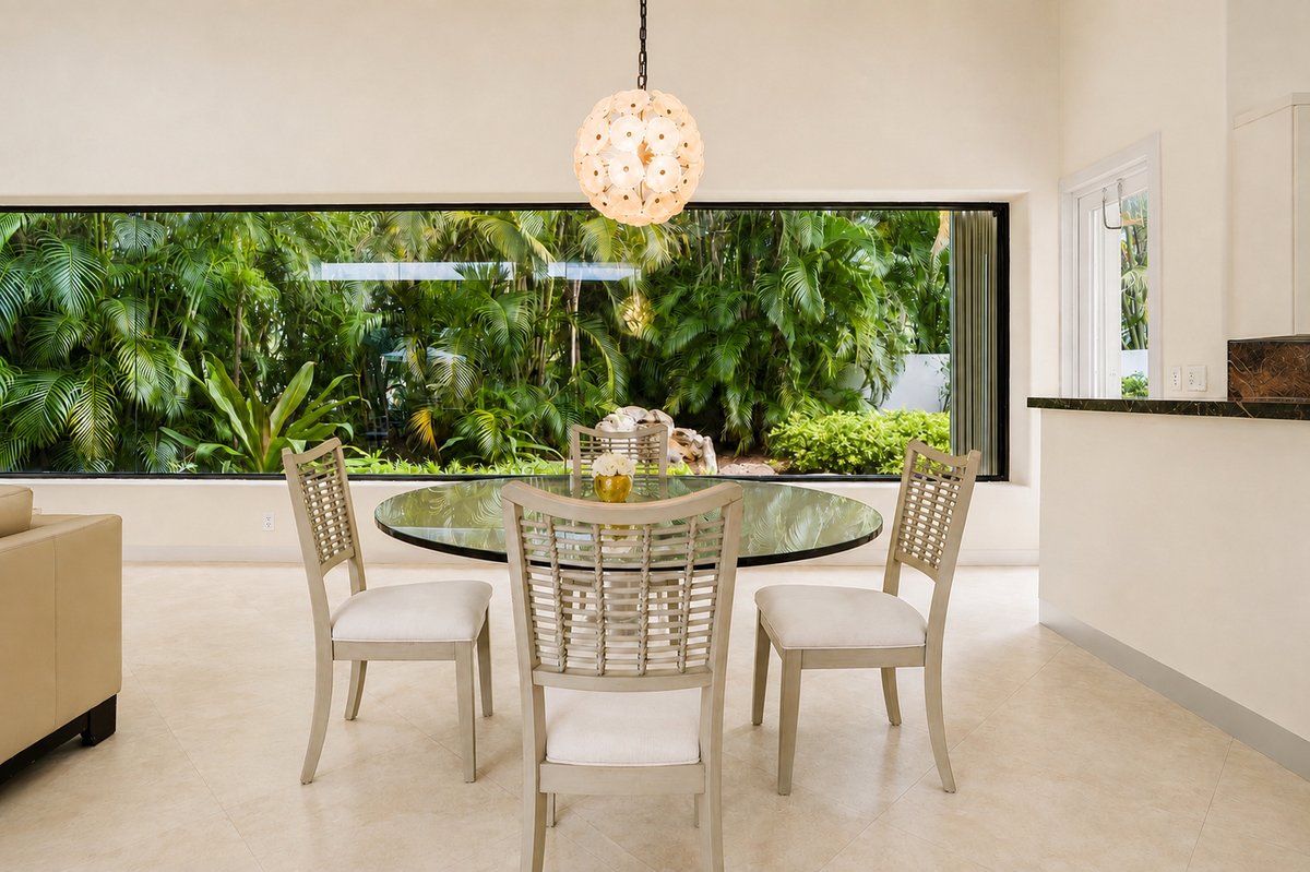 MOCHA IN BOCA — interior view 2