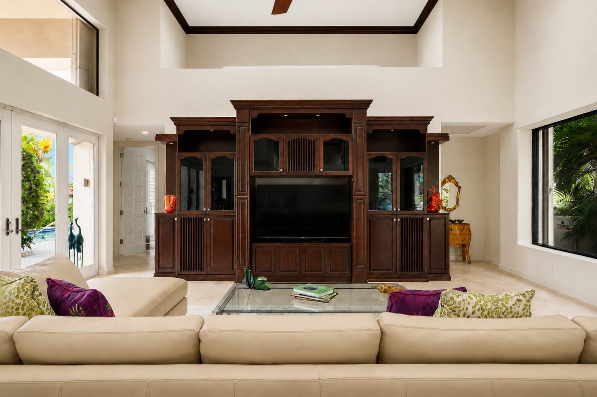 MOCHA IN BOCA — interior view 6